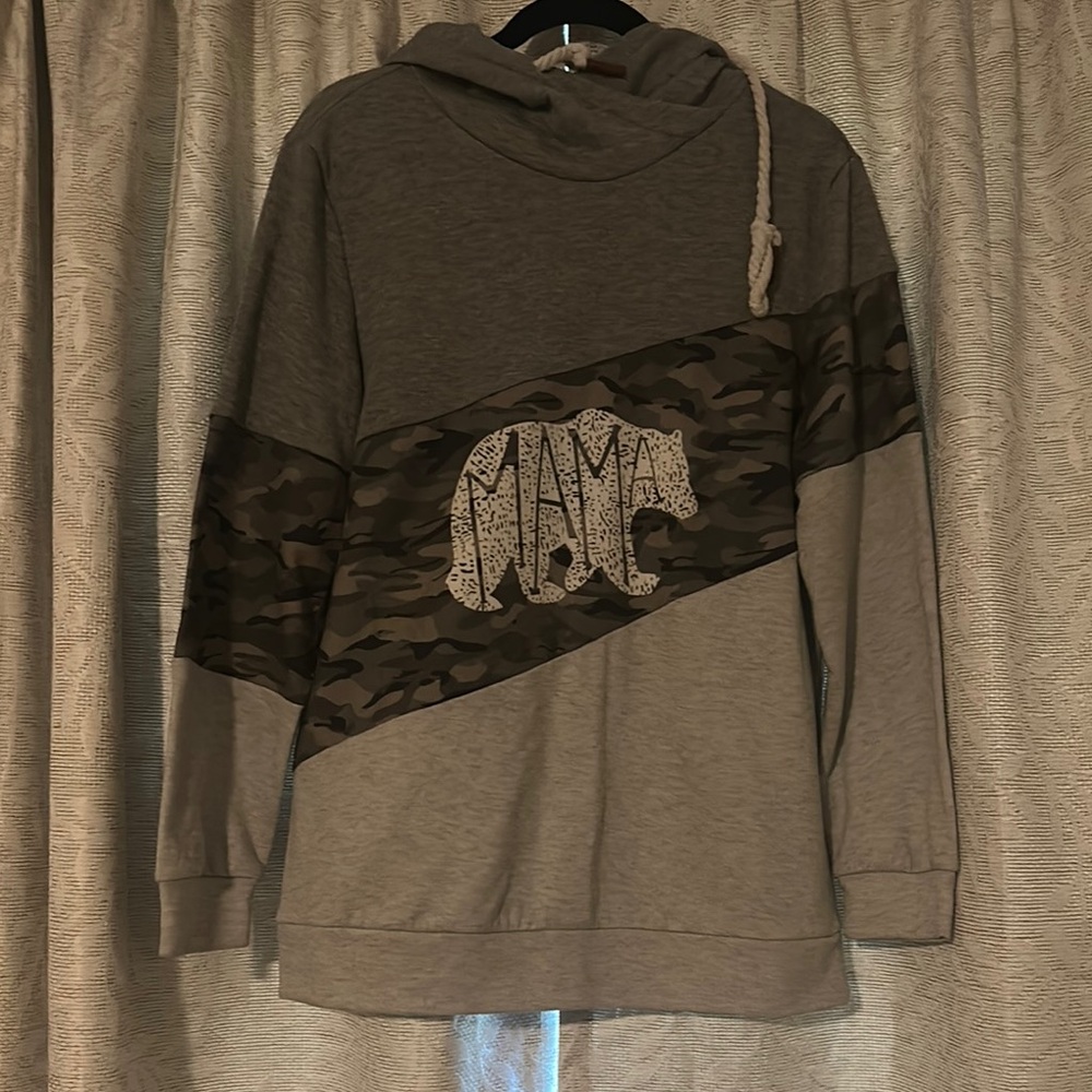 4/$15 Gray Camo Mama Bear Hoodie Sz L